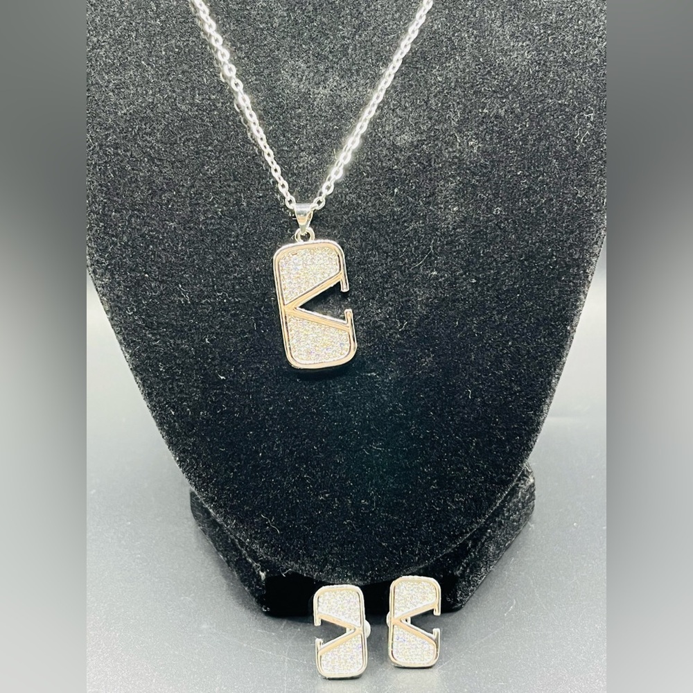 V Necklace Set